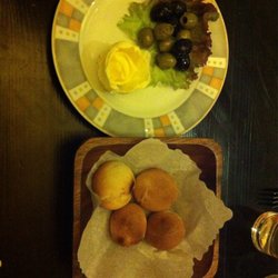 Gruß aus der Küche: Butter Rose mit Oliven und Brot
