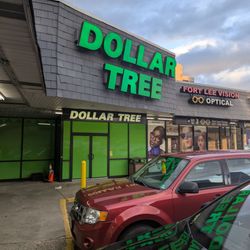 Dollar Tree - Sign finally fixed!