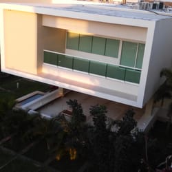 Facultad de Psicología UADY - La sala audiovisual vista desde arriba y el lobby