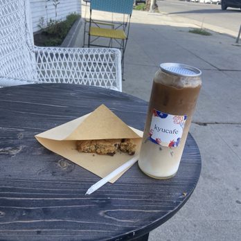 kyucafe - Vanilla iced latte and a chocolate chip cookie - Cafes Near Me - Los Angeles, California kyucafe - Vanilla iced latte and a chocolate chip cookie - Cafes Near Me - Los Angeles, California