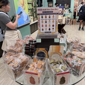 Honolulu Cookie Company - Interior store - Desserts Near Me - Honolulu, Hawaii