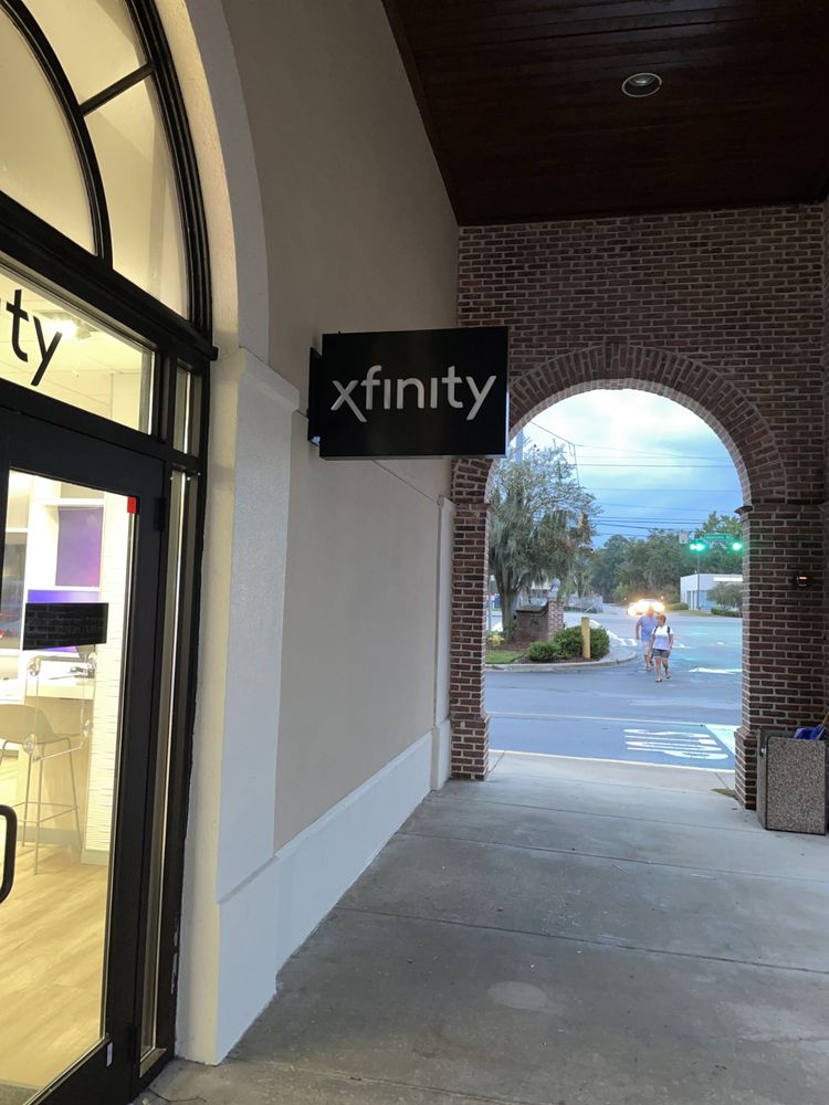 XFINITY STORE BY COMCAST Updated September 2024 25 Photos & 28 Reviews 1800 E Victory Dr