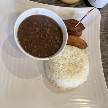 El Lechon De Negron - Arroz blanco maduros y habichuelas negras - Food Trucks Near Me - Union, New Jersey