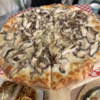 La Casa Mia - Japanese mushroom melody pizza - Italian Near Me - Milpitas, California La Casa Mia - Japanese mushroom melody pizza - Italian Near Me - Milpitas, California