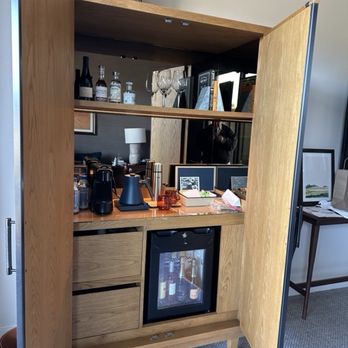 Rosewood Sand Hill - Amenities & mini bar hutch - Hotels Near Me - Menlo Park, California