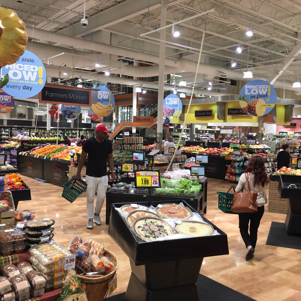 Harris Teeter - people shopping in a grocery store - Grocery Near Me - Norfolk, Virginia