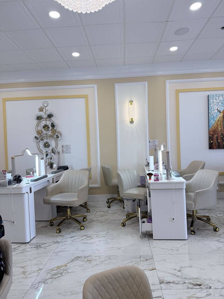 Brenda's Nails & Spa Logo
