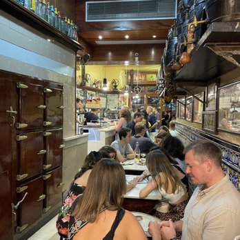 El Xampanyet - Inside. - Tapas Bars Near Me - Barcelona, B El Xampanyet - Inside. - Tapas Bars Near Me - Barcelona, B