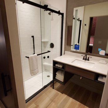 Hilton Garden Inn Chicago Central Loop - Bathroom - Hotels Near Me - Chicago, Illinois Hilton Garden Inn Chicago Central Loop - Bathroom - Hotels Near Me - Chicago, Illinois