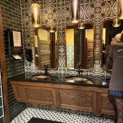 Meg O'Malley's - Clean restrooms