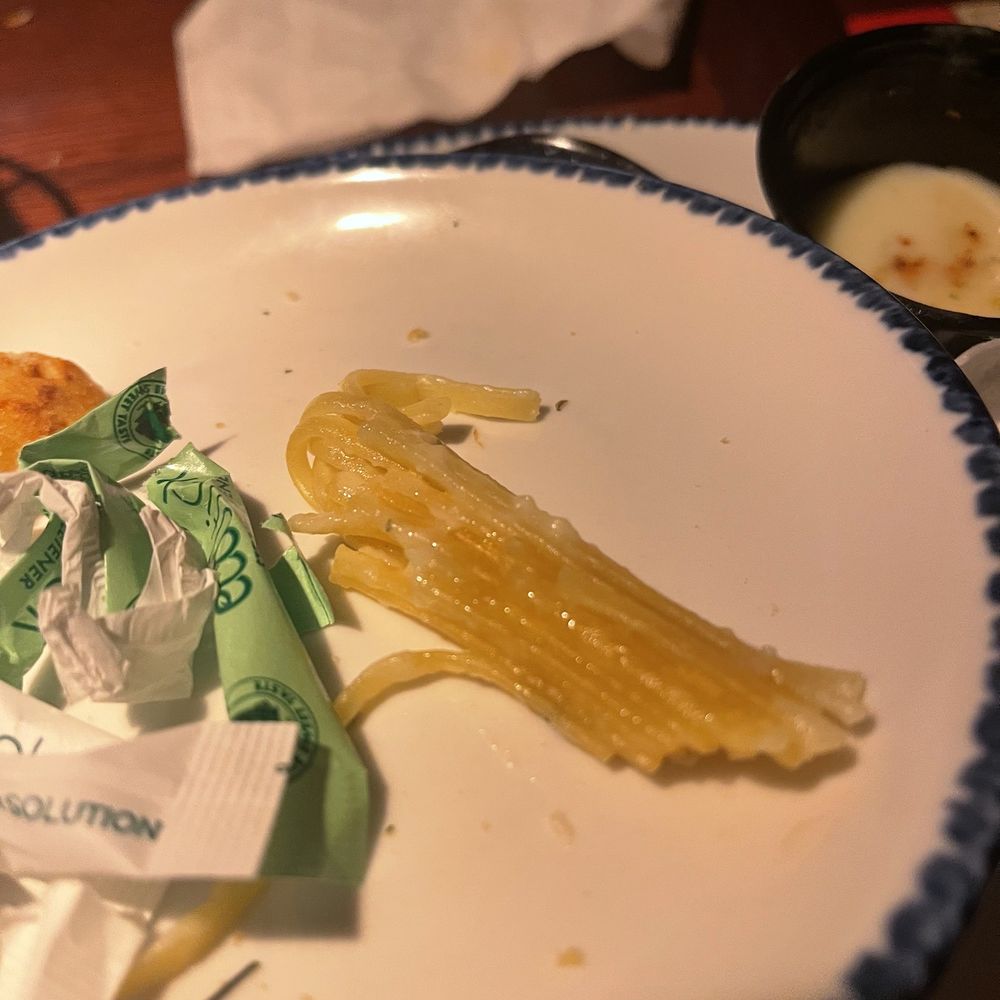 Red Lobster - Alfredo shrimp pasta. Noodles were stuck together. Pasta was not covered in Alfredo sauce. - Seafood Near Me - Visalia, California