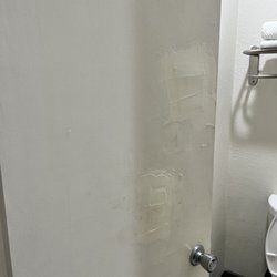 Econo Lodge On Historic Route 66 - Bathroom door