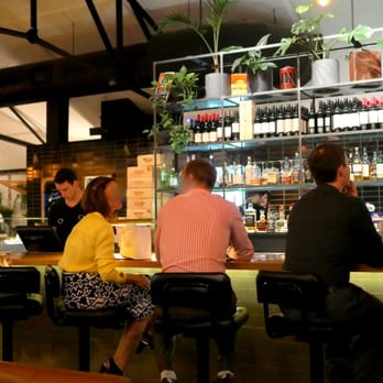 Riley St Garage - バーカウンターが中心にあり、ここで食べるのもいいかんじ。 - Restaurants Near Me - Woolloomooloo, NSW Riley St Garage - バーカウンターが中心にあり、ここで食べるのもいいかんじ。 - Restaurants Near Me - Woolloomooloo, NSW