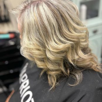 カール・ラーソンThe Resting Place in the Parlour Rapunzel'z Hair Creations | York PA