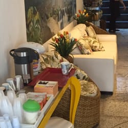 Cachoeira Natural - E subindo as escadas tem sala de descanso com redes e afins