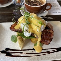 Moxies - Eggs Benedikt