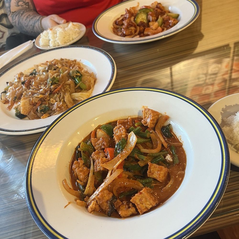 Thai Bangkok - Sweet and sour crispy chicken, drunken noodles, pad prik kang with tofu (closest) - Thai Near Me - High Point, North Carolina