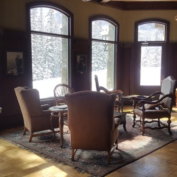 Deer Lodge - Hotels Near Me - Lake Louise, Alberta