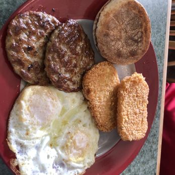 Freeport Cafe - 2 eggs, hash browns, sausage and English muffin - American Near Me - Freeport, Maine