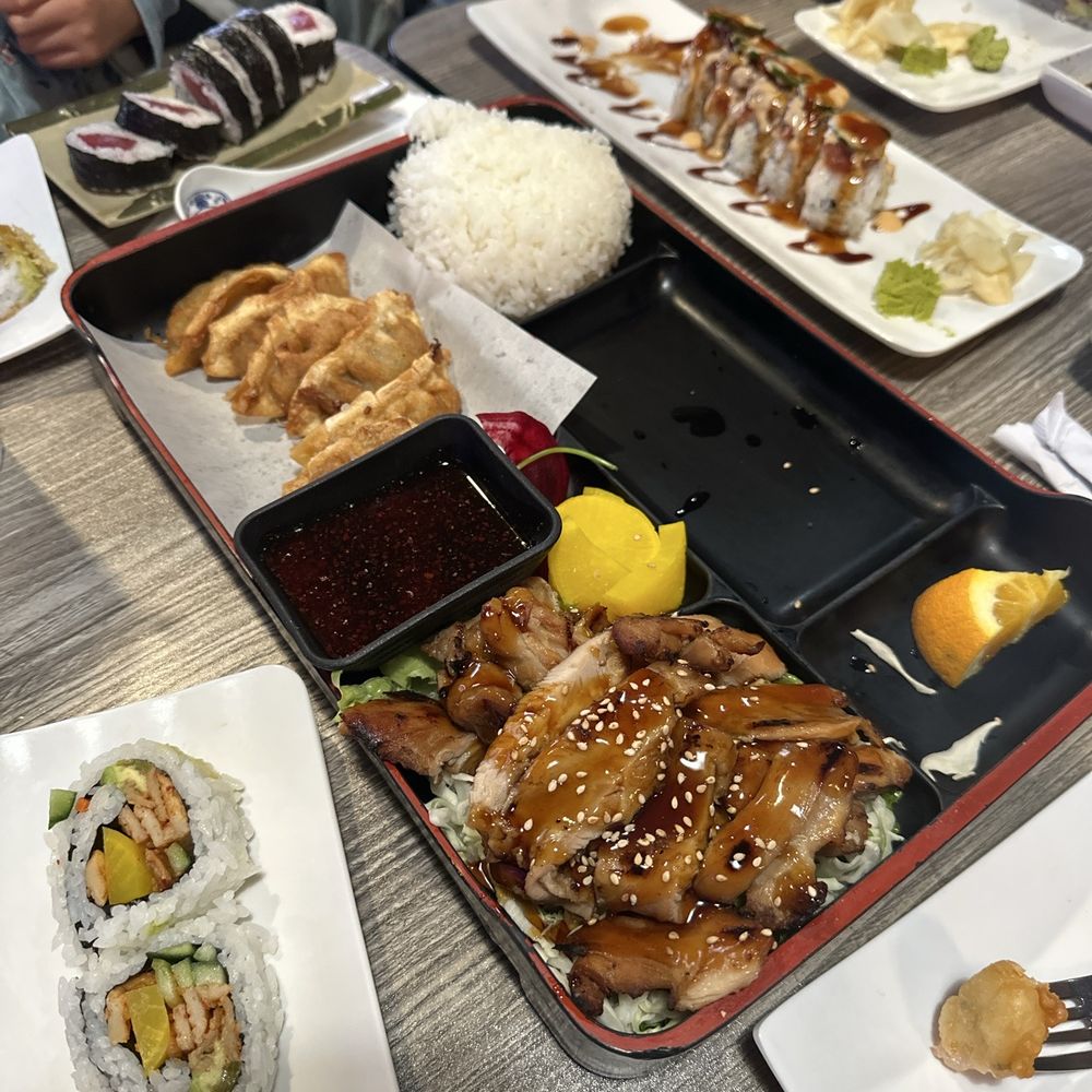 Sushi Momoyama - Dinner Bento box - Sushi Bars Near Me - Concord, California Sushi Momoyama - Dinner Bento box - Sushi Bars Near Me - Concord, California
