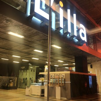 AC Hotel Diagonal L'iIlla - Gelato shop right outside of check in lobby.... Got my cone before gelato shopped closed at 9pm. - Hotels Near Me - Barcelona, B