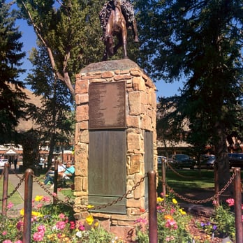 Jackson's Town Square - Park center memorial - Parks Near Me - Jackson, Wyoming Jackson's Town Square - Park center memorial - Parks Near Me - Jackson, Wyoming