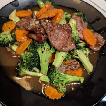 Thai Siri Restaurant - Beef & Broccoli Stir Fry - Thai Near Me - Streamwood, Illinois