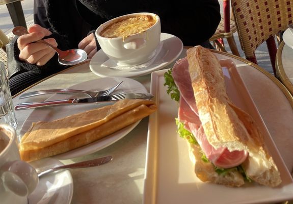 Le Quasimodo Notre-Dame - Crepe with lemon and sugar. French onion soup. Ham sandwich. - Pariisi, 75 Le Quasimodo Notre-Dame - Crepe with lemon and sugar. French onion soup. Ham sandwich. - Pariisi, 75