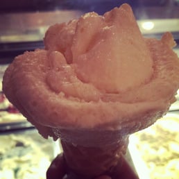 Coconut and tahitian vanilla gelato, shaped like a rose. Just soooo yummmy