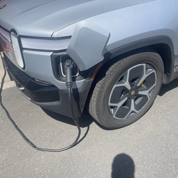 Aloha Hale - Charging their car while ignoring guests is indicative of what these folks provide paying customers - Apartments Near Me - Honolulu, Hawaii Aloha Hale - Charging their car while ignoring guests is indicative of what these folks provide paying customers - Apartments Near Me - Honolulu, Hawaii