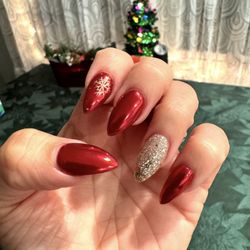 QT Nails & Spa - Holiday nail design