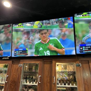 Henry's Bar & Grill - Sports Bars Near Me - Cathedral City, California
