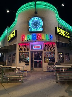 Walt’s Bar by null