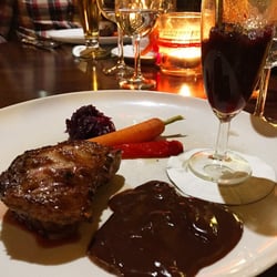 Auberge Napoleon - Rosa gebratene Entenbrust mit Beerencocktail und Schokoladensoße - tolles Gericht!