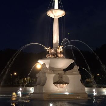 Lincoln Park - Night fountain picture - Parks Near Me