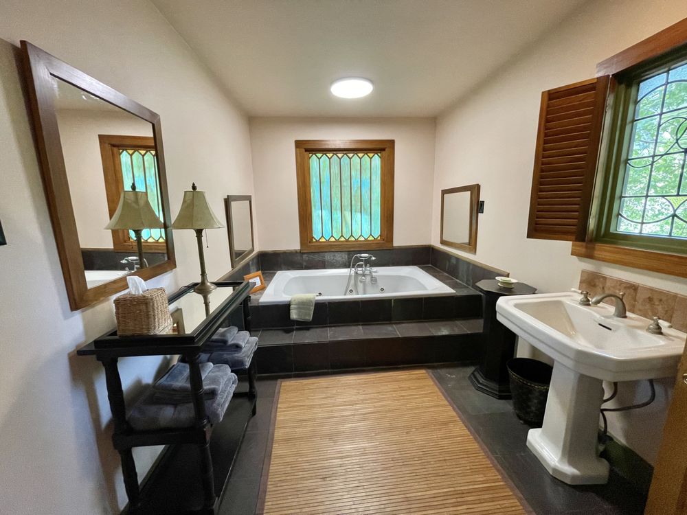 SHADETREE BED & BREAKFAST Updated August 2024 51 Photos & 10