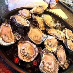 Lucky's Sports, Oyster, & Tiki Bar - Raw oysters