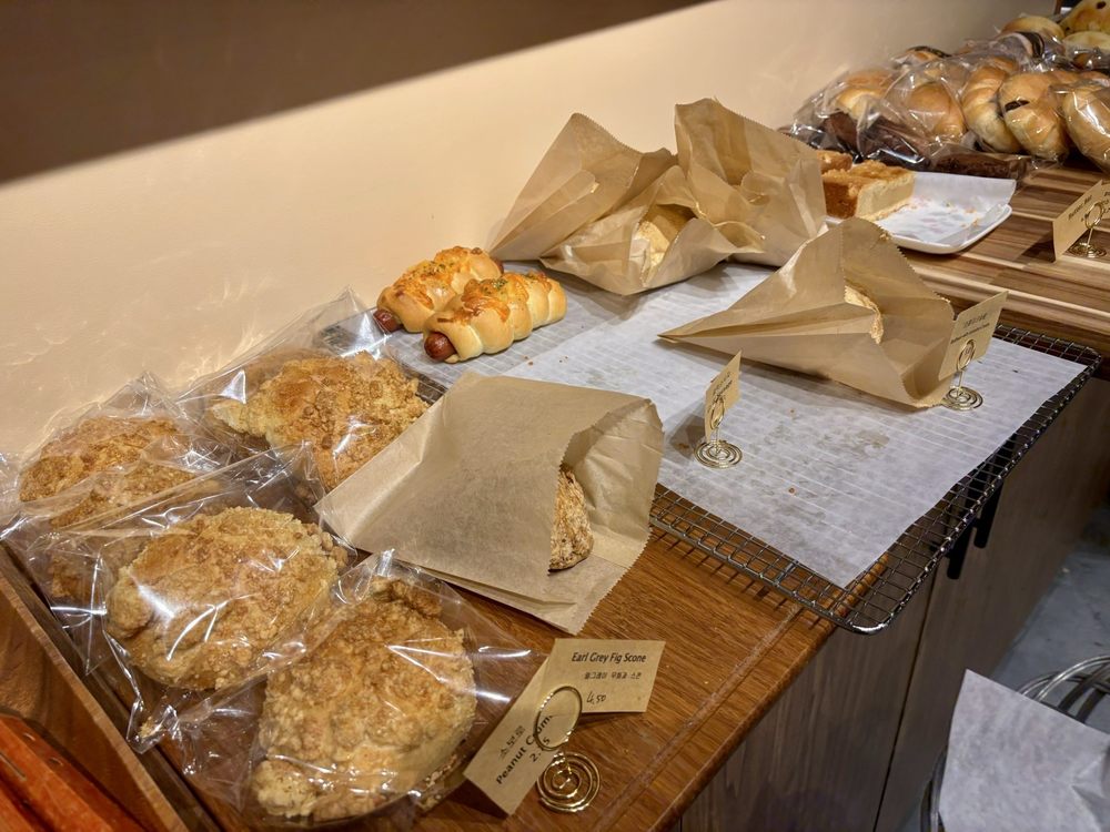 Lazy Bakery Logo