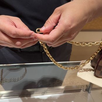 Louis Vuitton Honolulu Gump's Building - Showing me how to extend the strap - Leather Goods Near Me - Honolulu, Hawaii