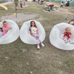 Lusky's Lakefront Cottages - Our 3 littles watching Frozen during movie night at Lusky's lakefront cottages.