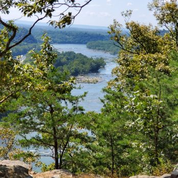 Maryland Heights Trail - Cliffs overlooking the Potomac River. - Hiking Near Me - Harpers Ferry, West Virginia Maryland Heights Trail - Cliffs overlooking the Potomac River. - Hiking Near Me - Harpers Ferry, West Virginia