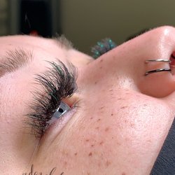 Beedazzled Lash Studio - Glitter pop with wispy Volume
