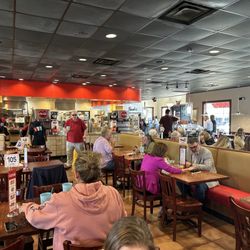 Newk's Eatery - Dining area