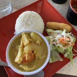Santi Thai Fusion - Lunch yellow curry with chicken - 11.95