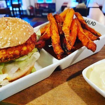 coerri - ChickenBurger mit Süsskartoffel Pommes und Trüffel Mayonnaise. - Fast Food Near Me - Schwelm, NW coerri - ChickenBurger mit Süsskartoffel Pommes und Trüffel Mayonnaise. - Fast Food Near Me - Schwelm, NW