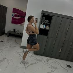 Reinventu Gym - Clean Locker rooms with showers, soaps, towels, scale, blow dryers