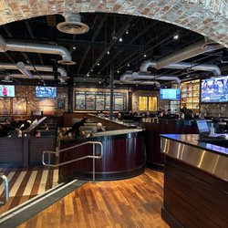 BJ's Restaurant & Brewhouse - Entrance