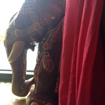 Bombay Taj - En elefant tittar fram bakom fönstret. - Indian Near Me - Hägersten, Alberta Bombay Taj - En elefant tittar fram bakom fönstret. - Indian Near Me - Hägersten, Alberta