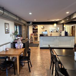Rendezvous - Much brighter cafe... Looks great!