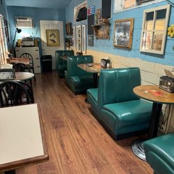 Picnic Basket Delicatessen - Lots of cozy seating